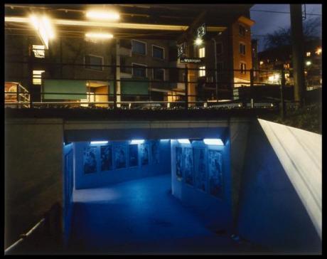 Blaues Neonlicht gegen Fixer