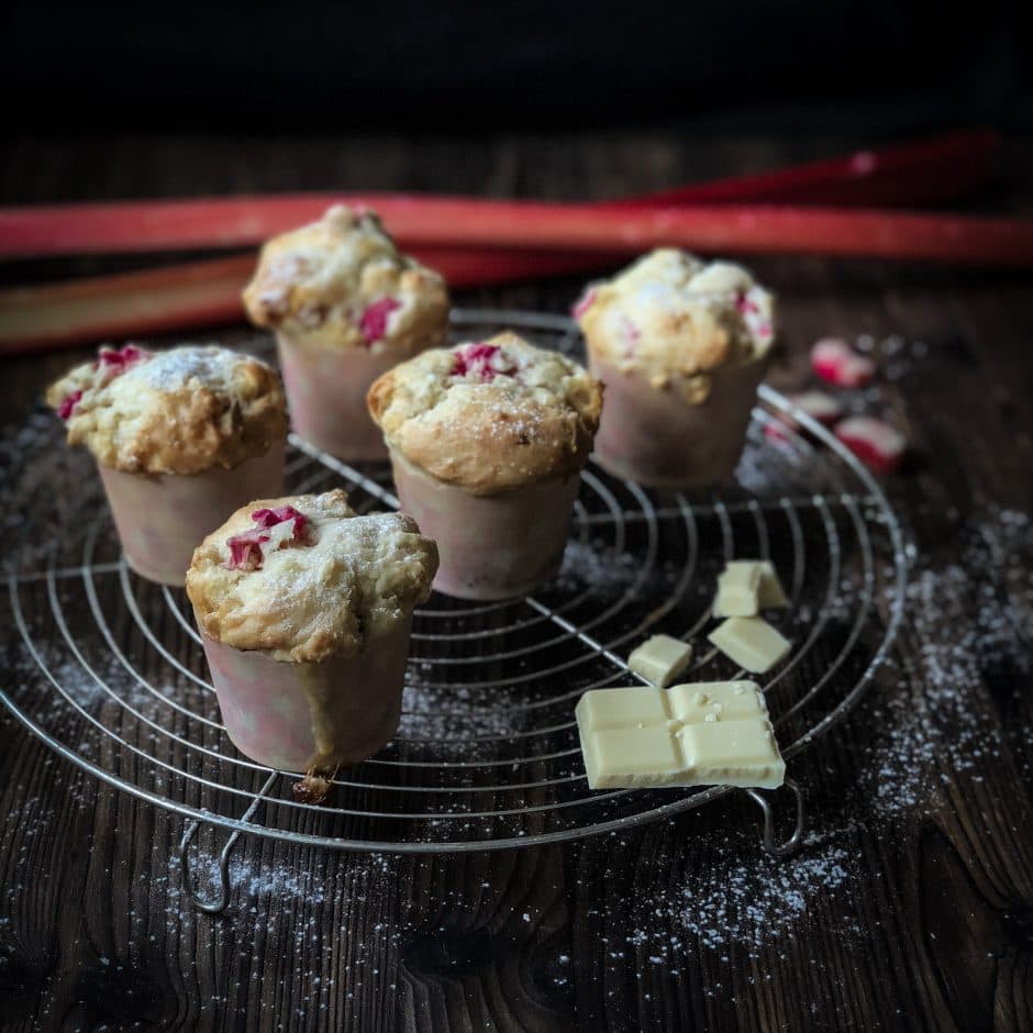 RHABARBER-MUFFINS MIT VANILLE UND WEISSER SCHOKOLADE