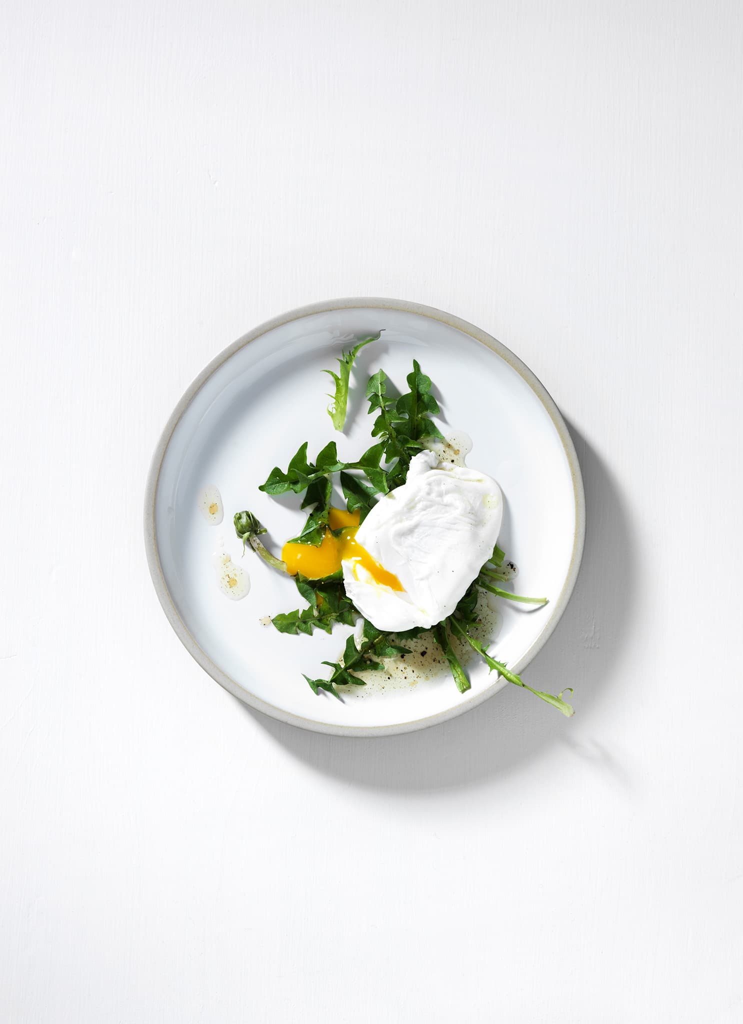 Pochiertes Ei mit Löwenzahnsalat