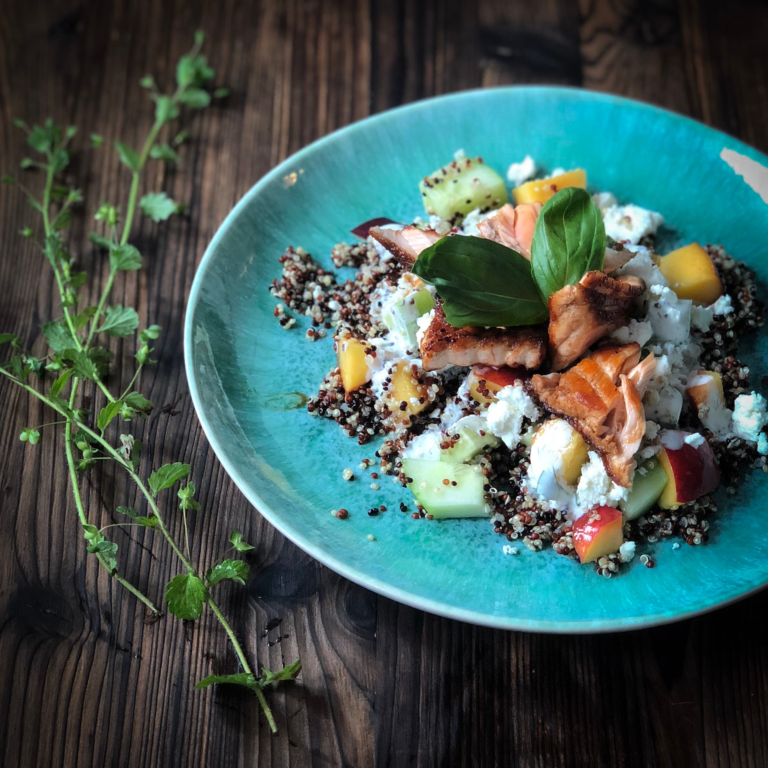 SOMMERLICHER QUINOASALAT MIT TERIYAKI LACHS