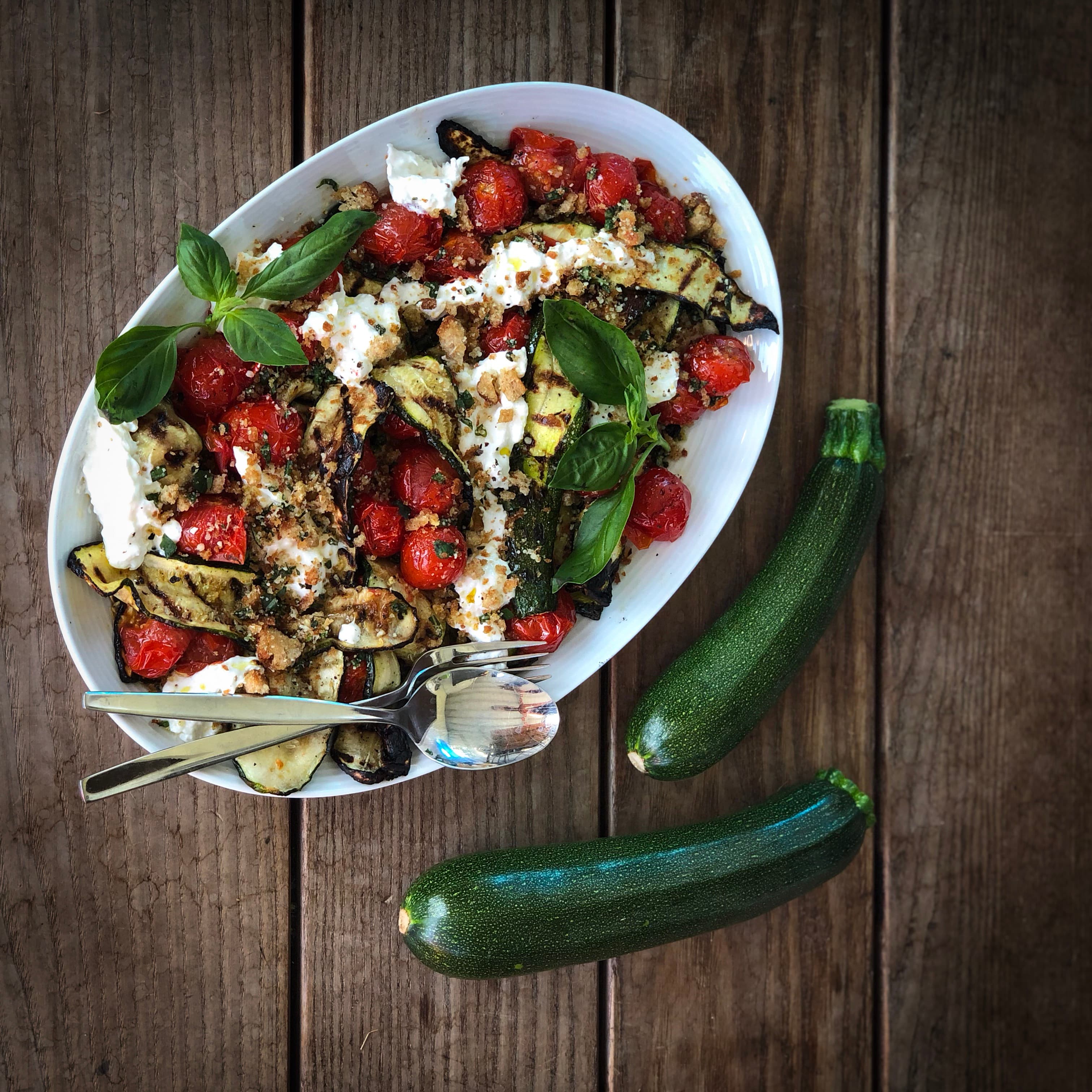 BBQ ZUCCHETTI MIT CHERRYTOMATEN UND BURRATA