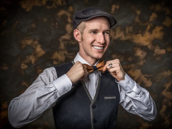 Swissmade: Vom Holztisch zur filigranen Herren Fliege