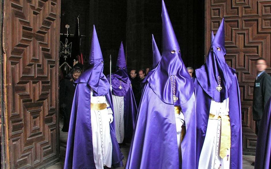 Wasserschlacht, Spitzhüte & Judaspuppen: 8 skurrile Ostertraditionen aus aller Welt