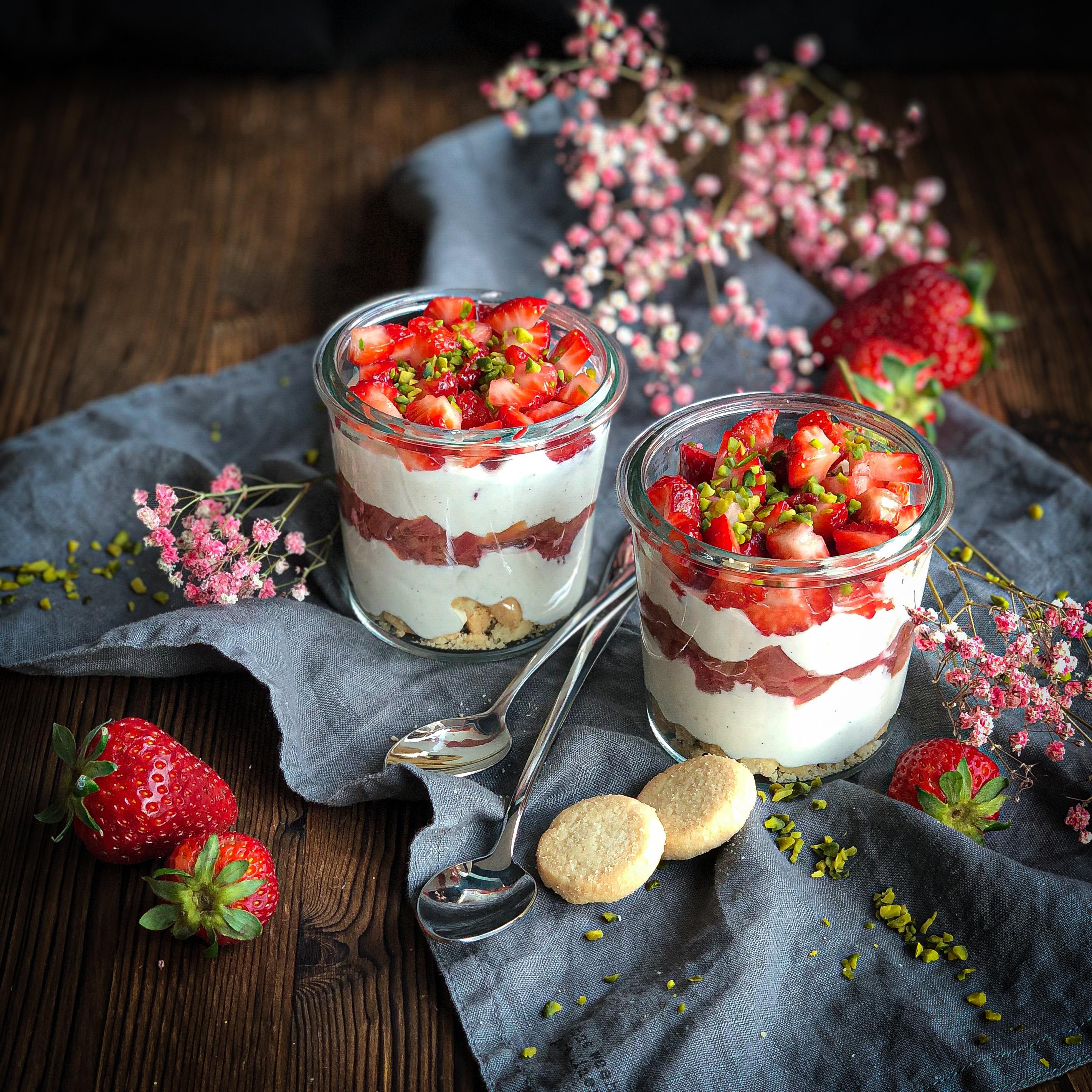 ERDBEEREN RHABARBER DESSERT IM GLAS