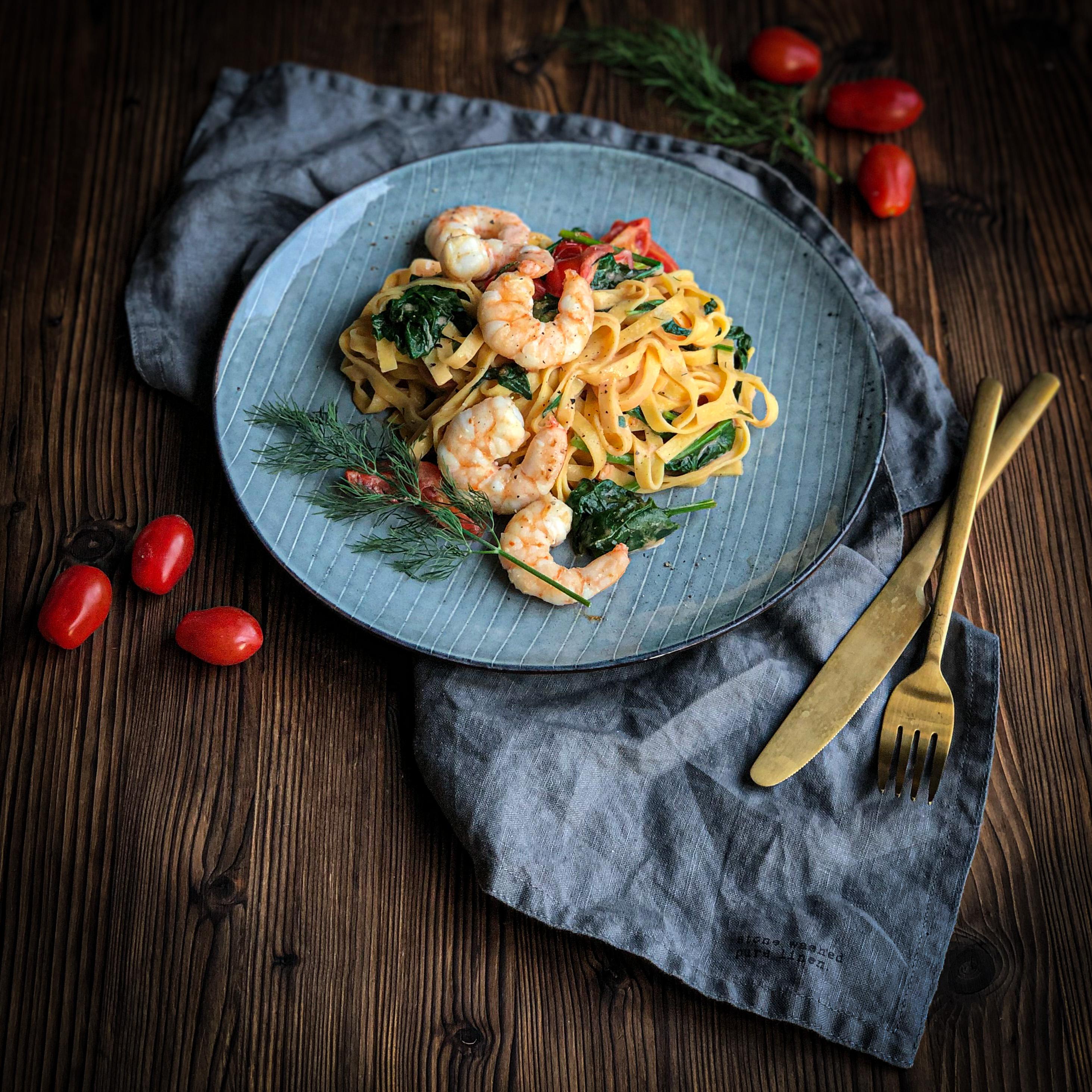 PASTA MIT CREVETTEN AN TOMATENRAHMSAUCE