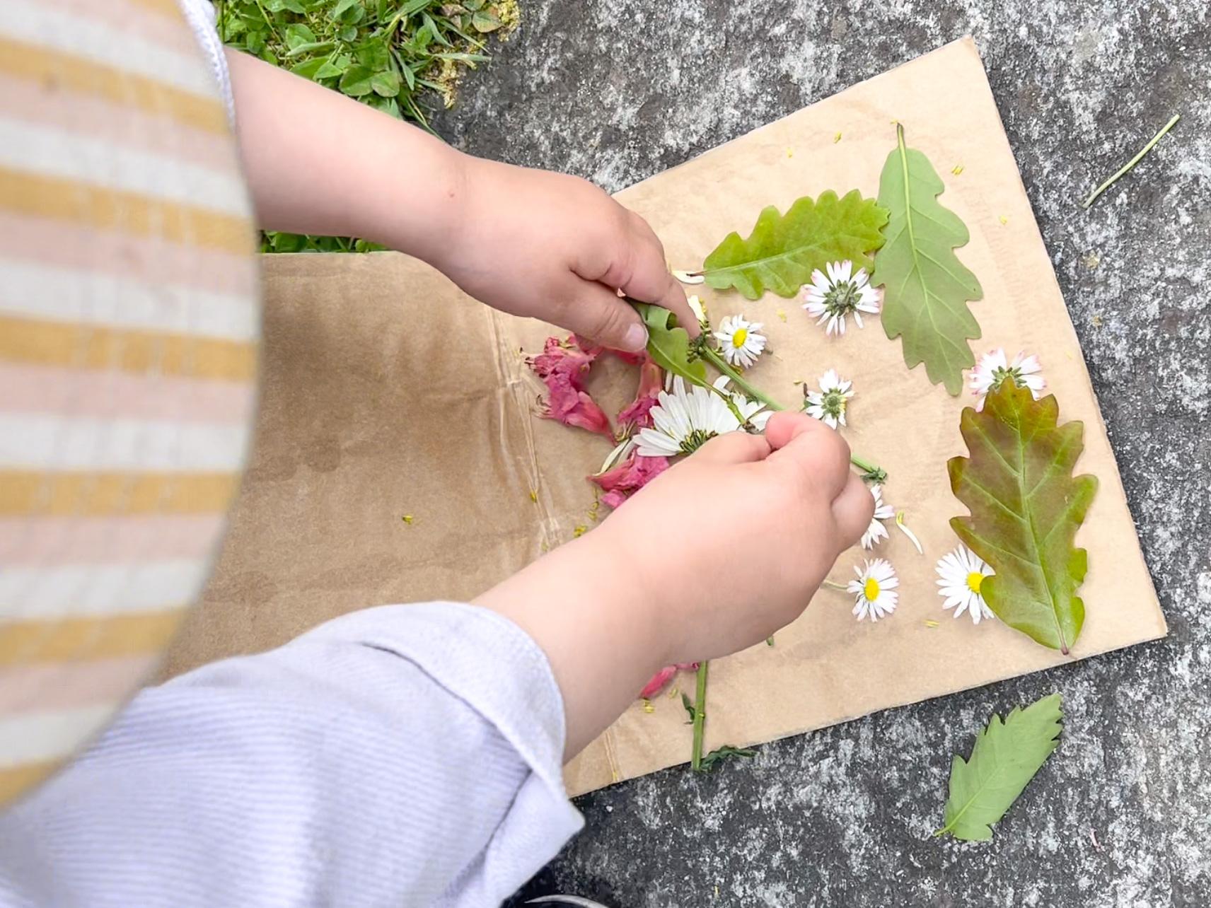 Naturerlebnis zum Mitnehmen: Blumenpresse mit Kindern basteln