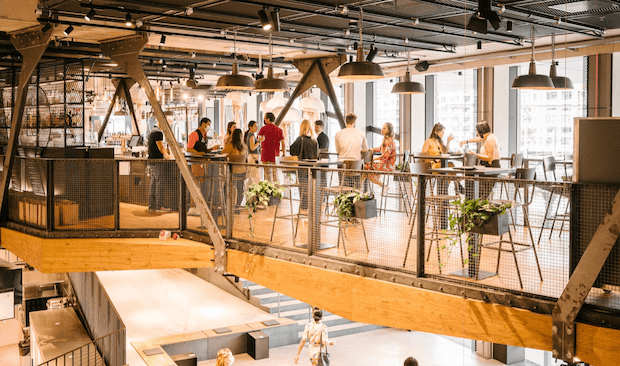 Kaffee bei Bridge: Spielecke inklusive