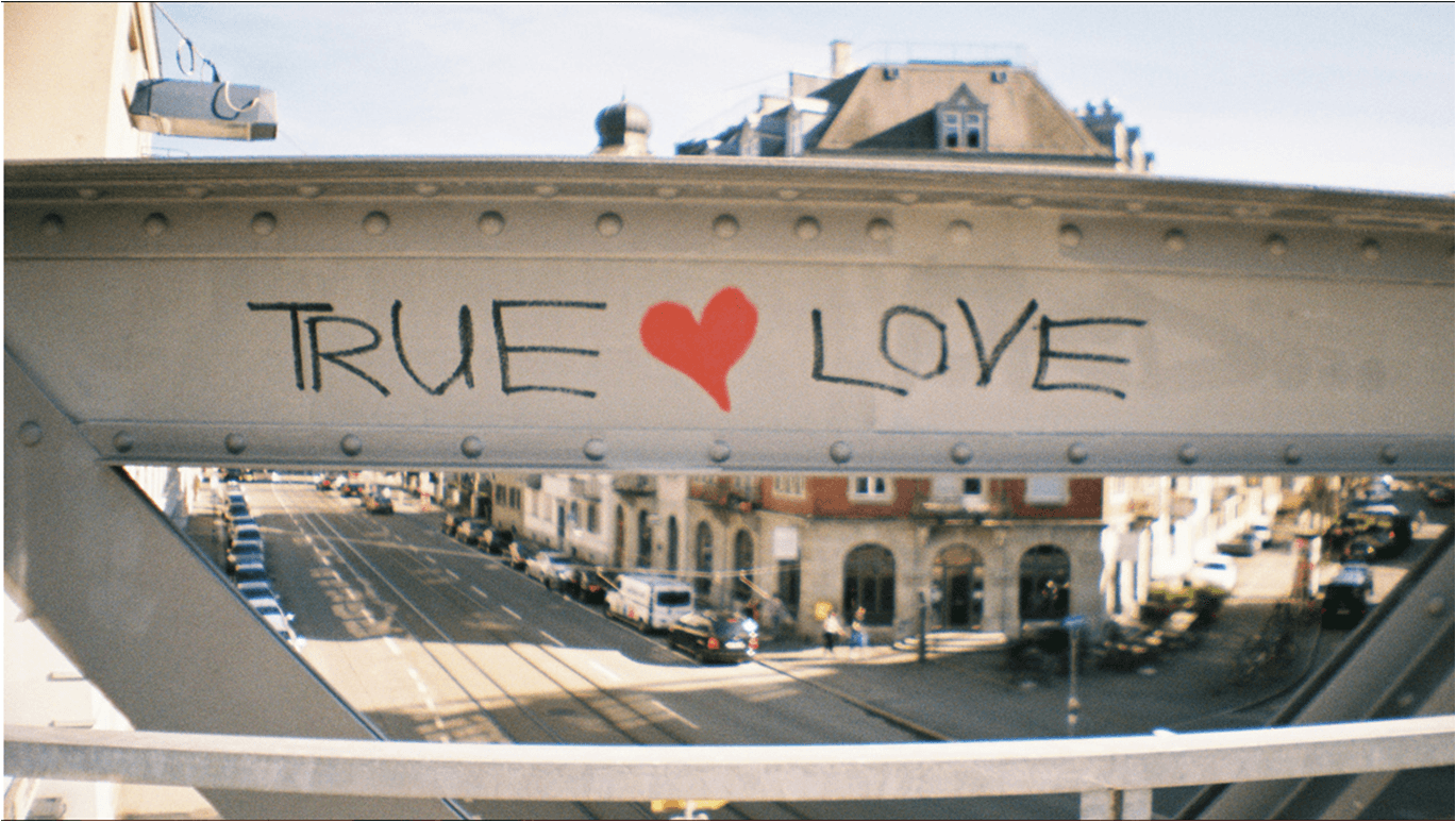 True Love in Zürich: Ein Streetart Künstler wertet mit seiner Message den Zeitgeist auf.