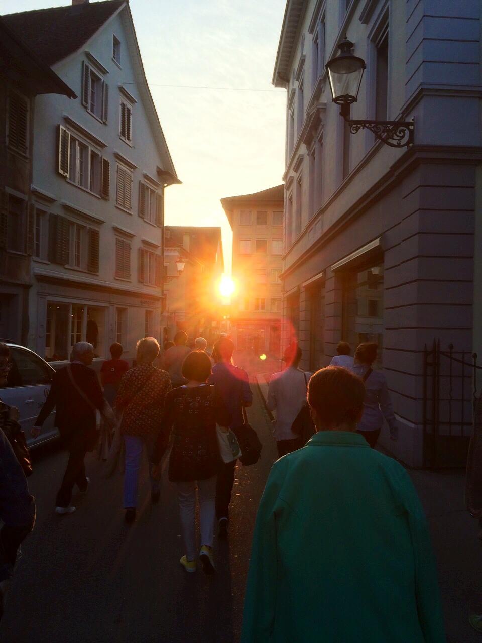 Ivan schnitzt sich einen Pfeil, Maja geht ans Festival und der Rest der Welt: hängt im Netz