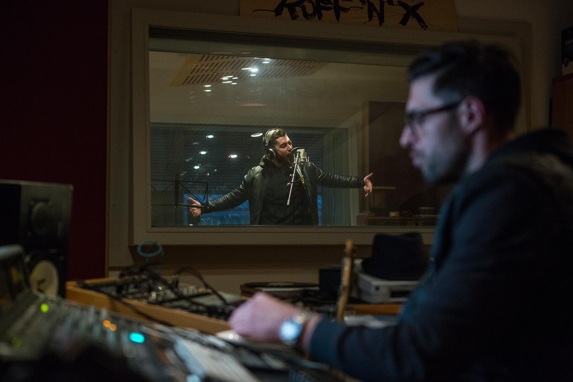 S-Hot der Gangsterrapper, Esat das Arbeitstier