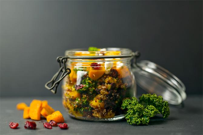 Roter Quinoasalat mit Orangen, Kürbis, Federkohl & Feta