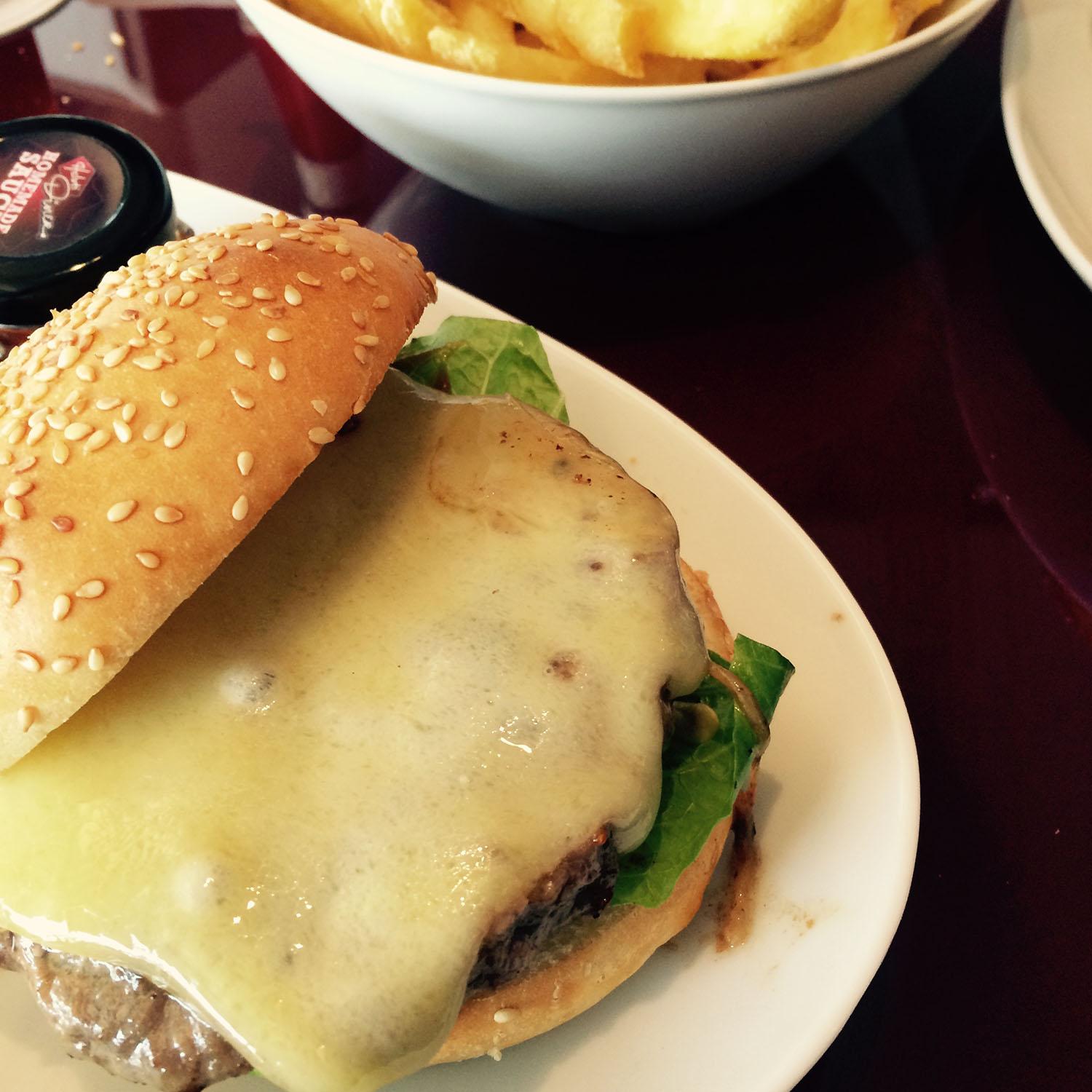 Helvti Diner Urania: auf Internet-Café folgt Burger-Laden