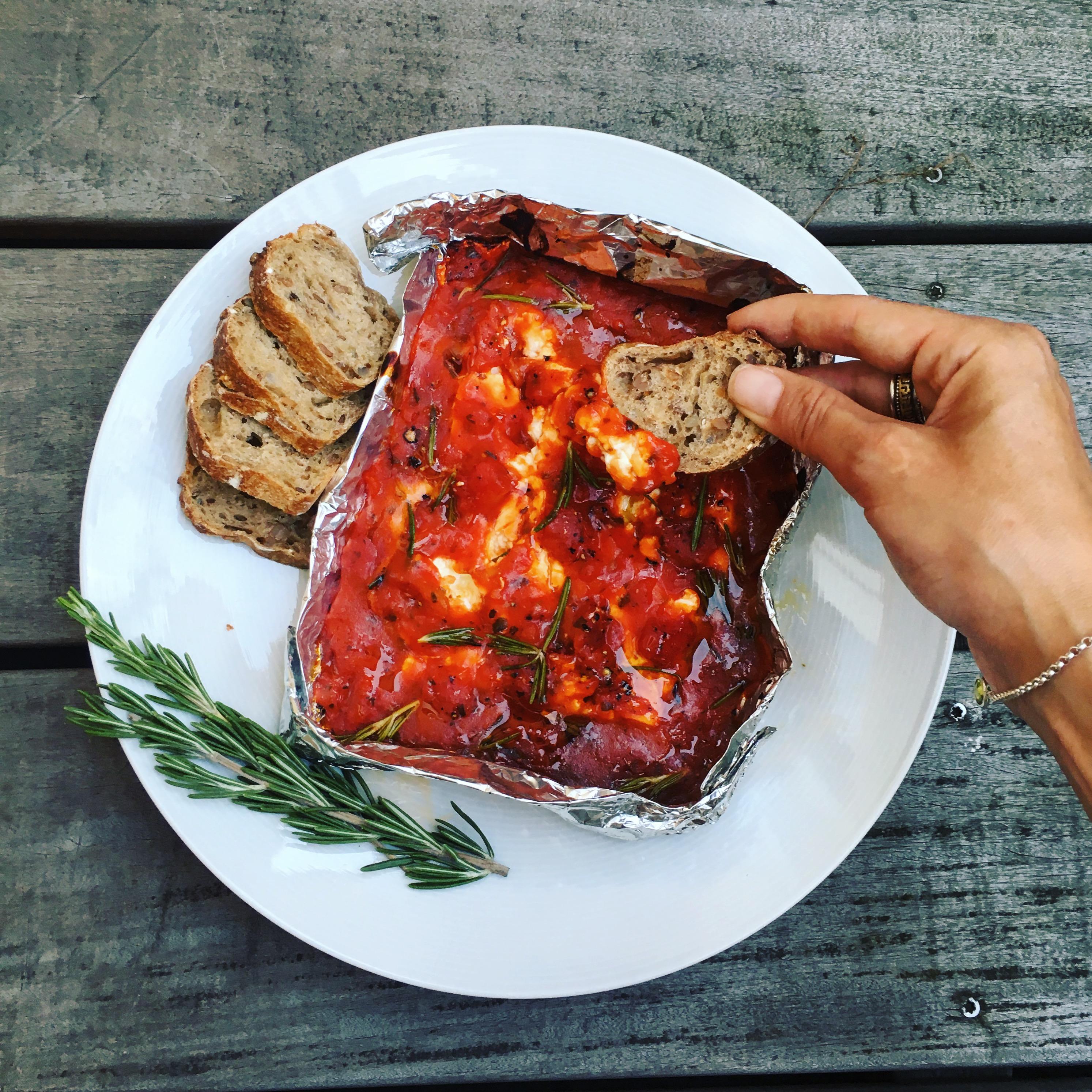 BBQ FETA MIT TOMATENSAUCE UND ROSMARIN