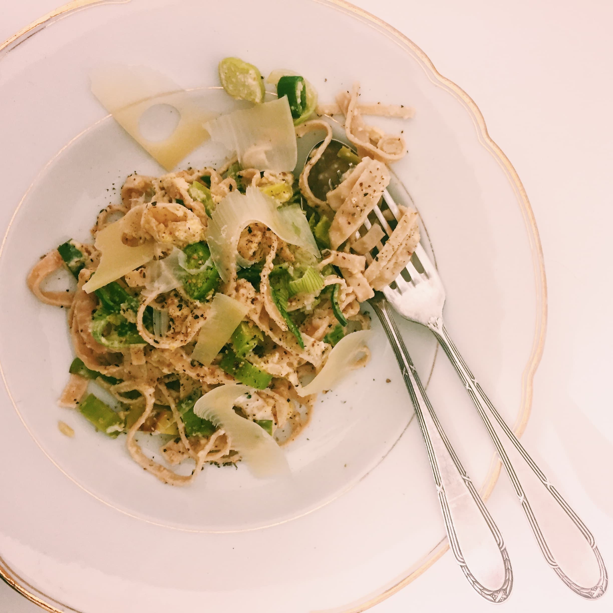 light vegetarian carbonara: comfort food made easy!