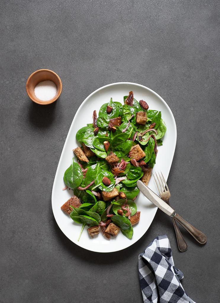 Jungspinat mit Datteln, Mandeln & Sumac: »Eine orientalische Note fürs neue Jahr«