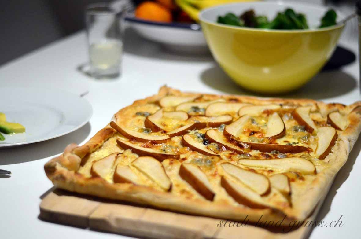 Flammkuchen mit Birne und Blauschimmelkäse