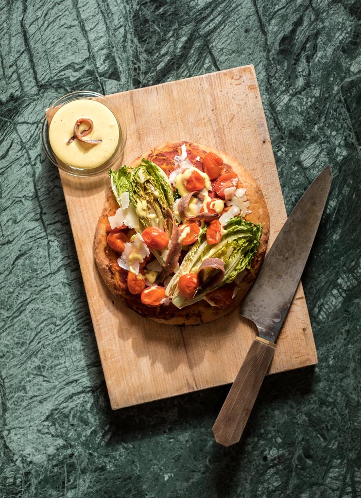 Bruschetta mit gegrilltem Romana, Tomaten und Parmesan
