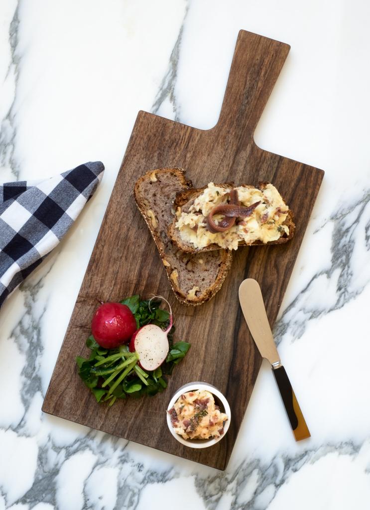 Sardellenbutter auf Nussbrot mit Brunnenkresse und Radieschen