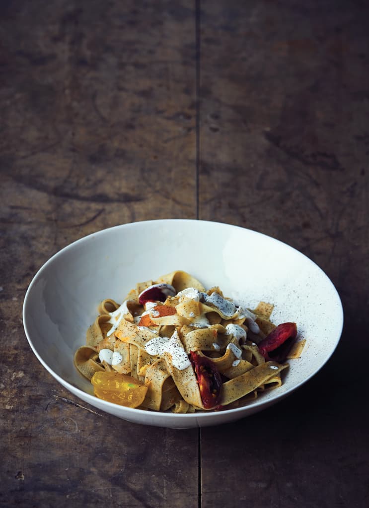 Tannennadelpasta mit Tomate und Joghurt