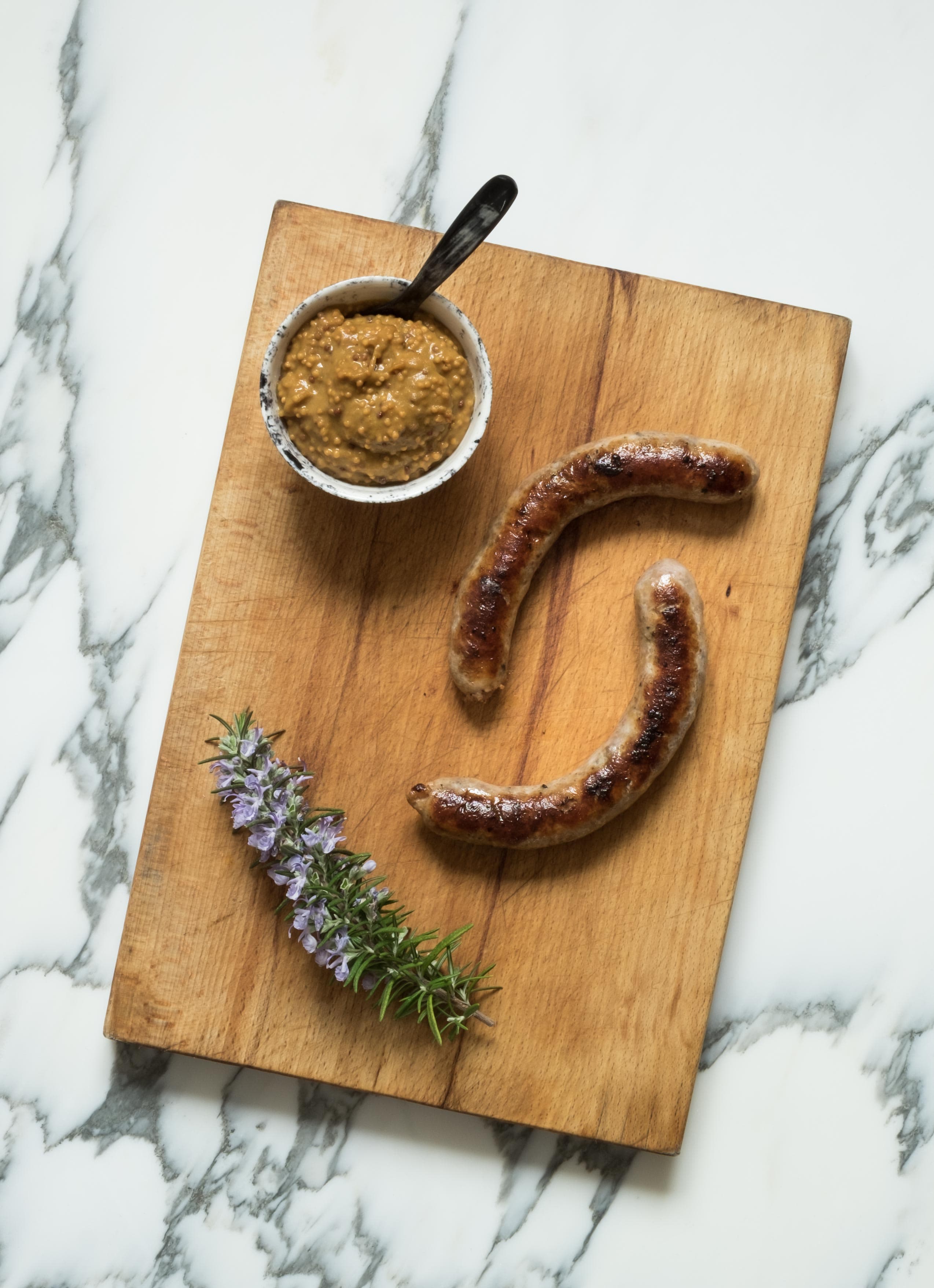 Fenchel-Bratwurst mit Aprikosenmostsenf