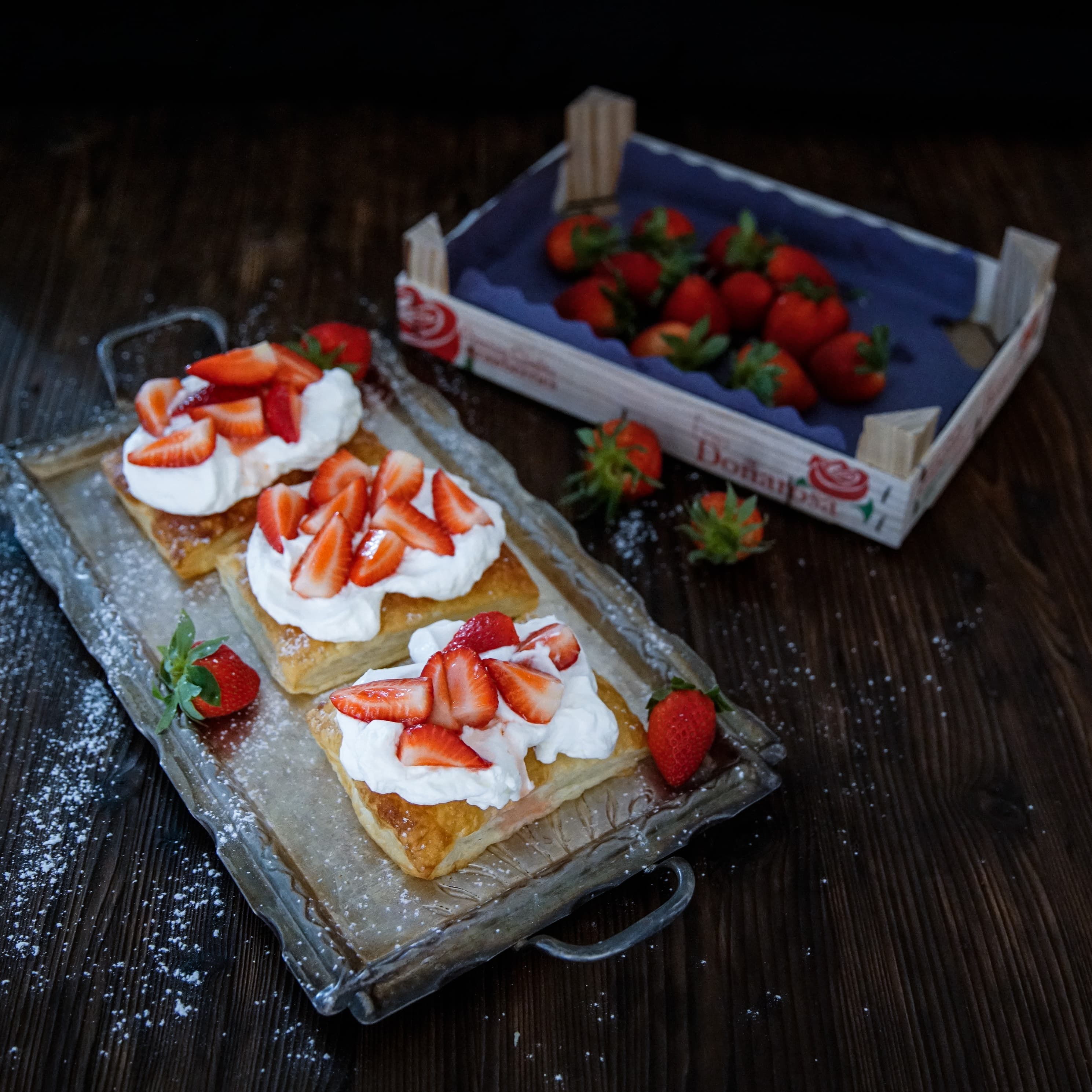 BLÄTTERTEIGKISSEN MIT ERDBEEREN UND RAHM