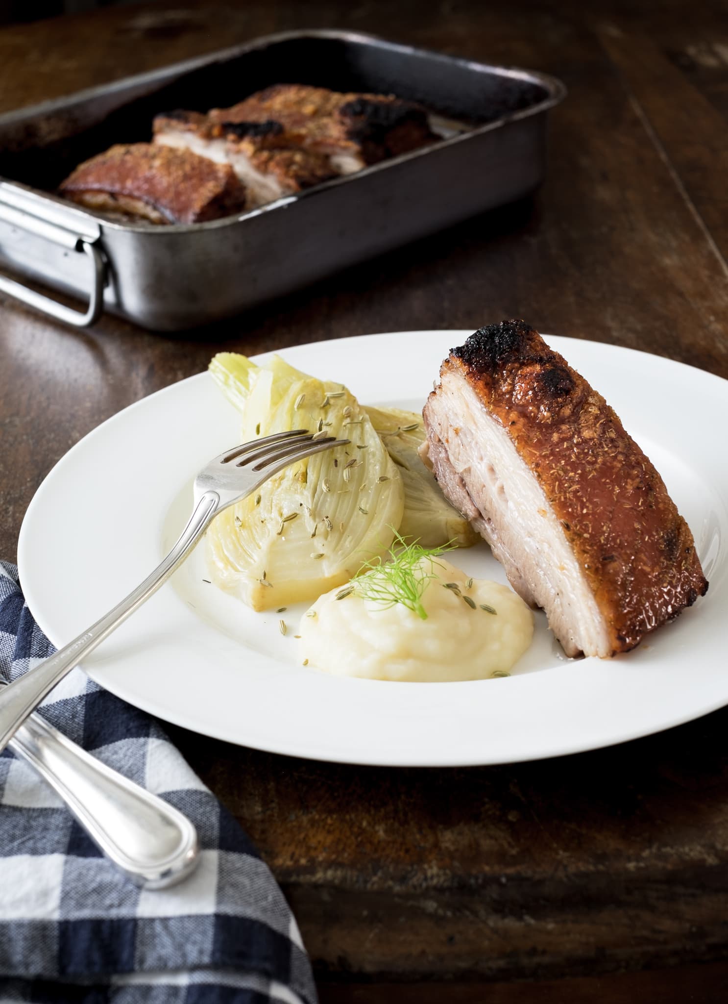 In Cidre geschmorter Schweinebauch mit Biräschturm und Fenchel