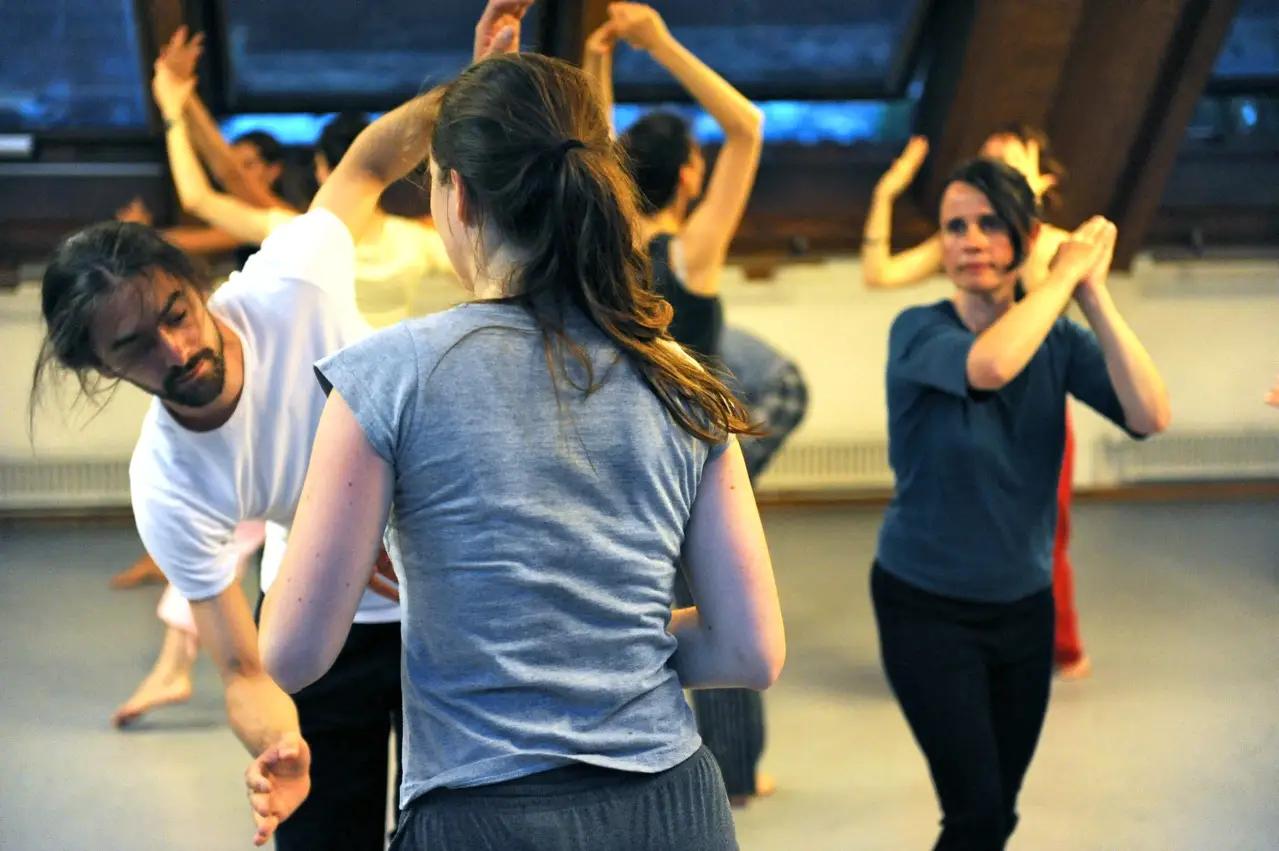 DANCE AND MOVEMENT COURSE: FROM MOVEMENT TO EXPRESSION - 1