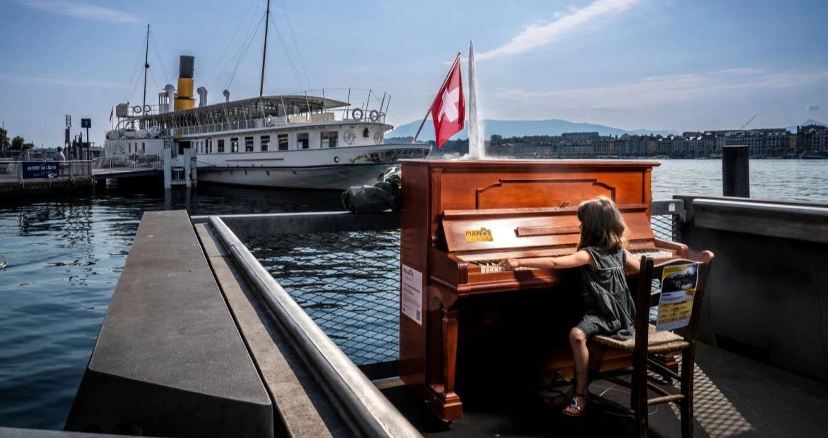 GENÈVE: Des pianos égarés