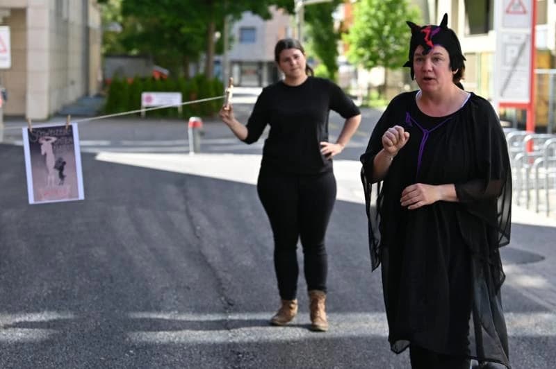 Feminismus, Tschutten und teuflische Strickmode