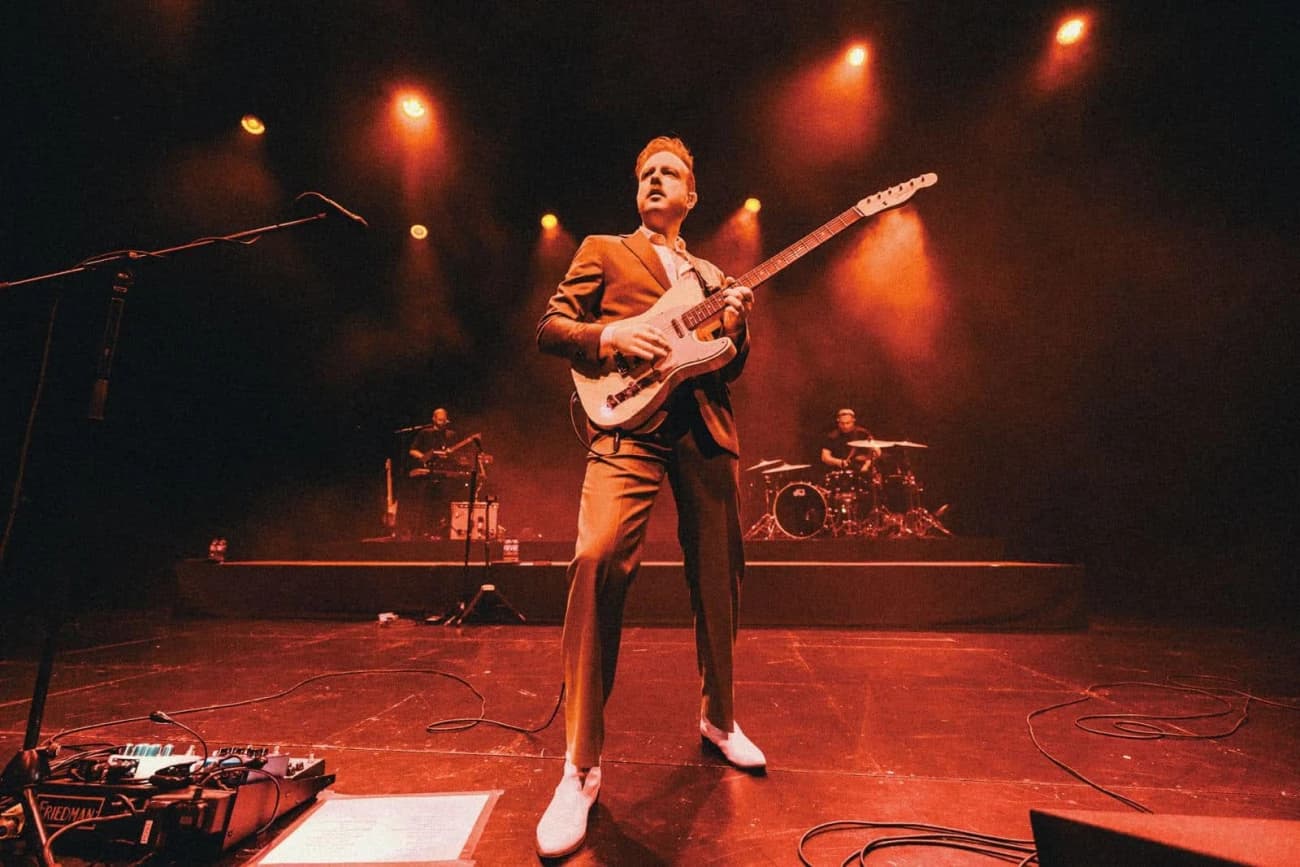 Two Door Cinema Club Hit X-Tra