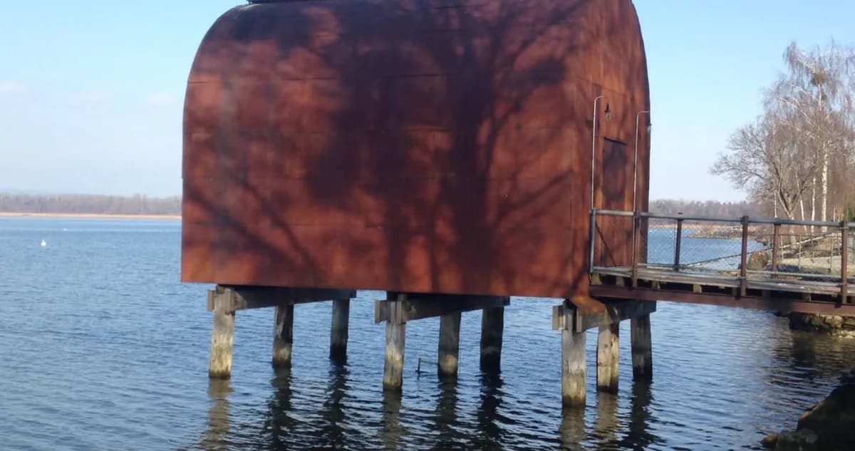 MONTILIER: Posé.e au bord du lac
