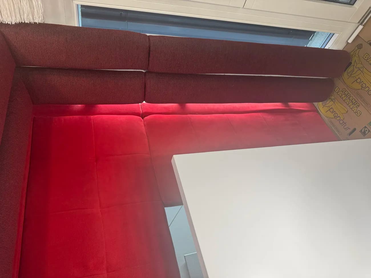 Moderne Eckbankgruppe (Rot/Weiss) inkl. Tisch und 2 Stühlen - 3