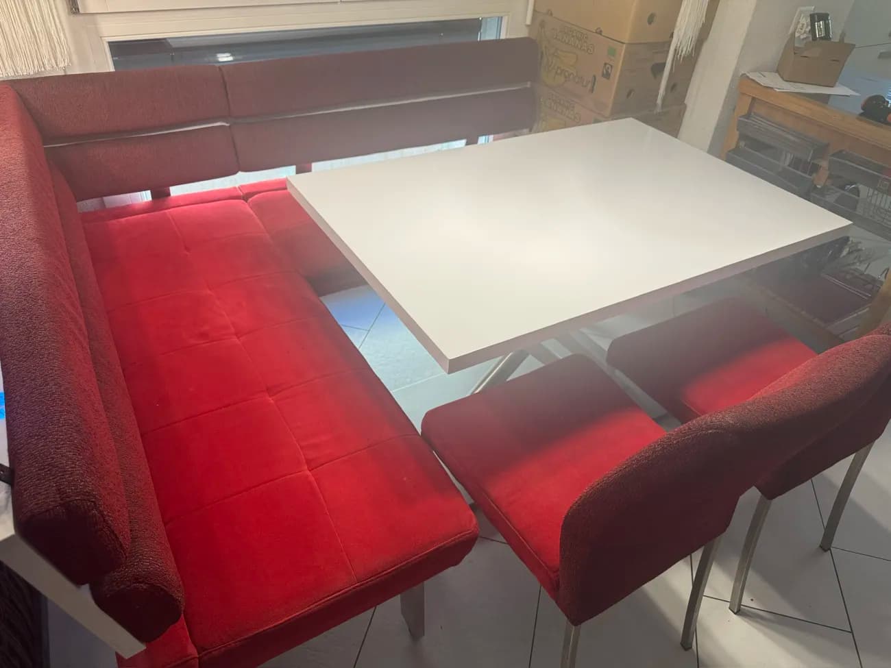 Moderne Eckbankgruppe (Rot/Weiss) inkl. Tisch und 2 Stühlen - 1