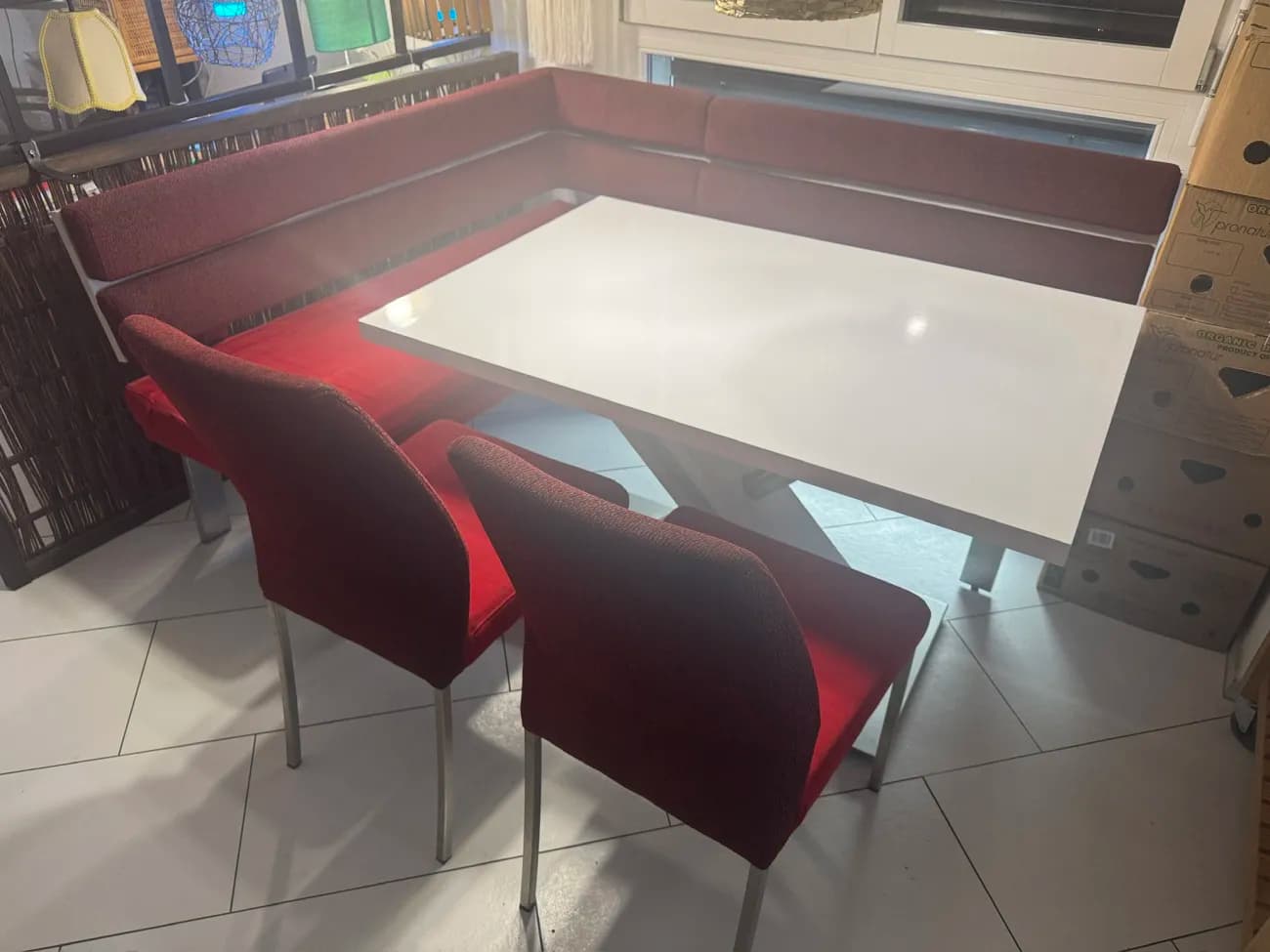 Moderne Eckbankgruppe (Rot/Weiss) inkl. Tisch und 2 Stühlen - 2