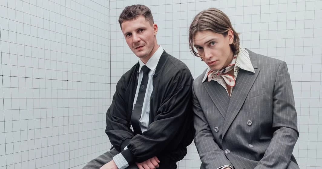 2M um 9pm am Rundfunk