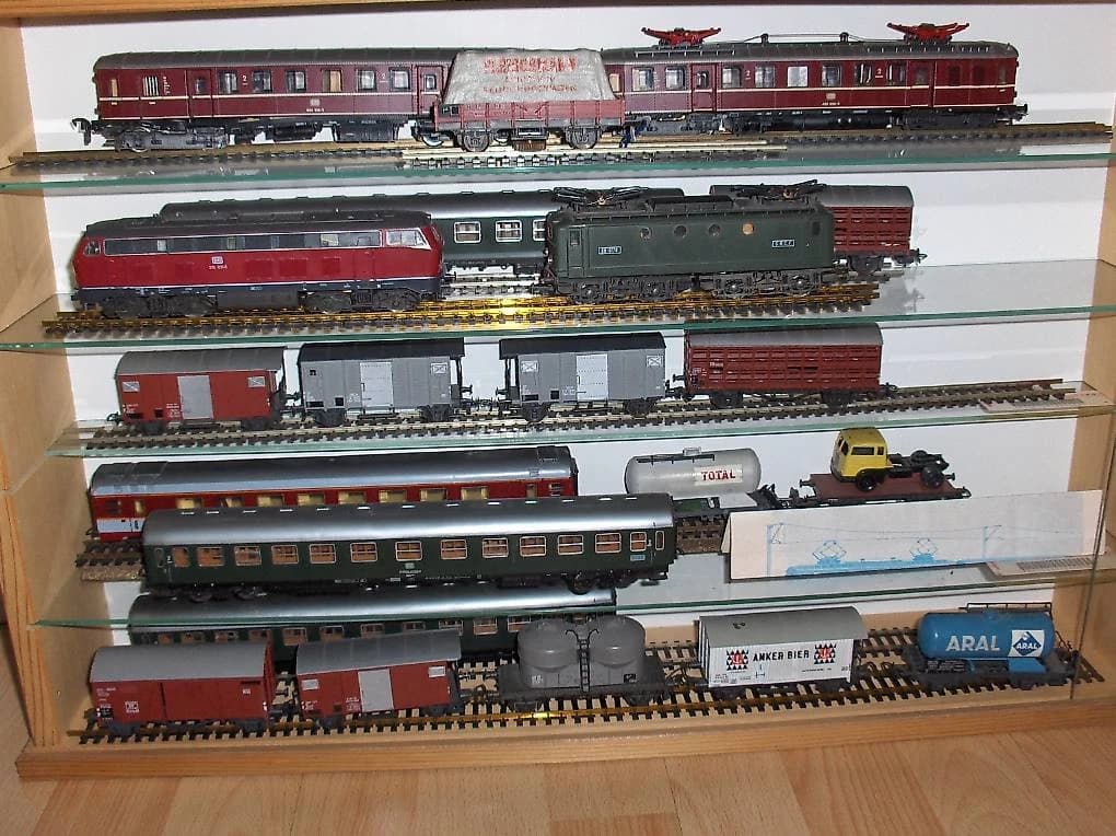 grosse Eisenbahn Anlage H0 div. Loks, Wagen, Bauteile - 1