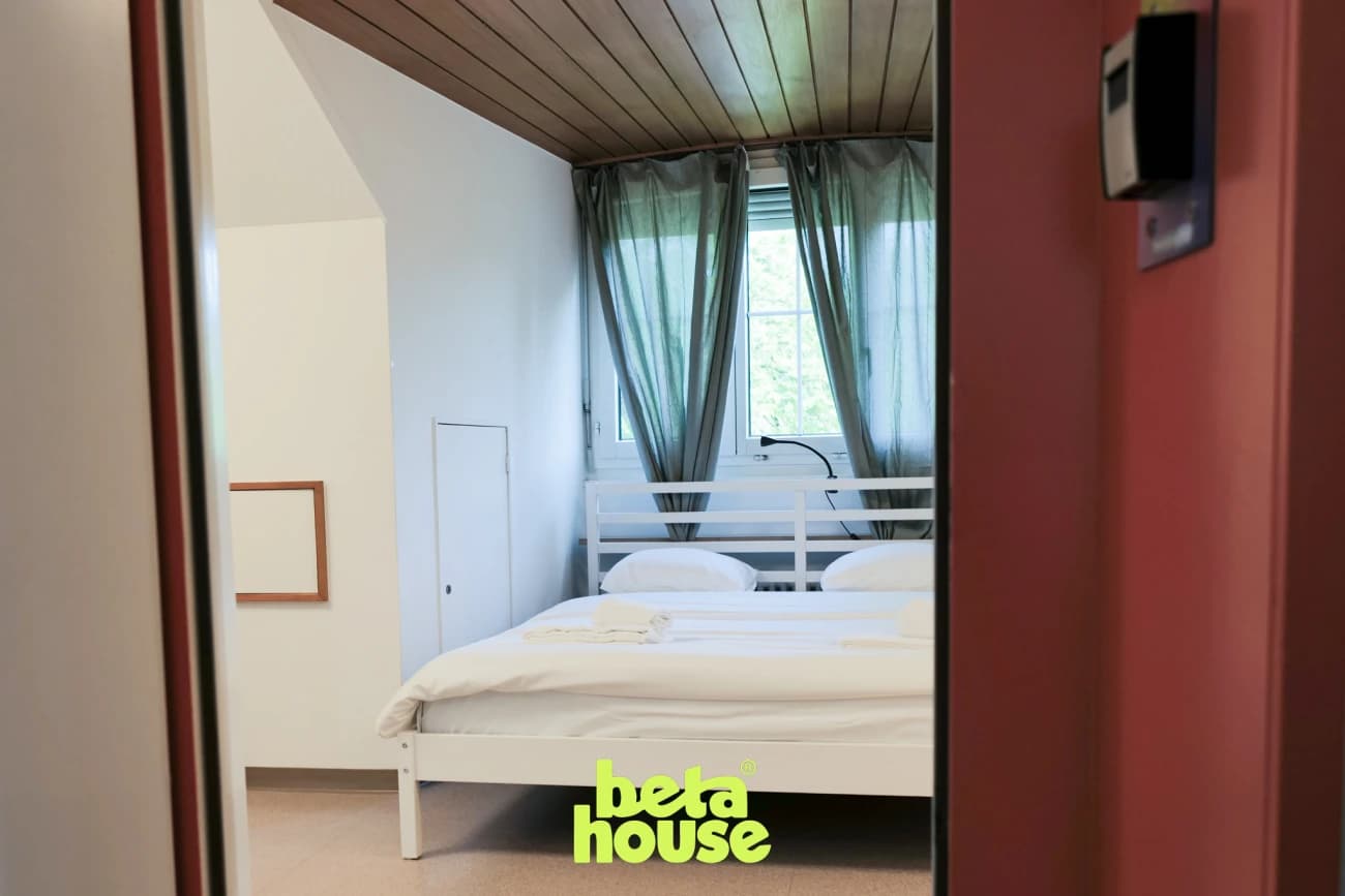 Möbliertes Zimmer im betahouse — Studentenwohnheim am Zürichberg /  Furnished room at betahouse — student housing on Zürichberg - 1
