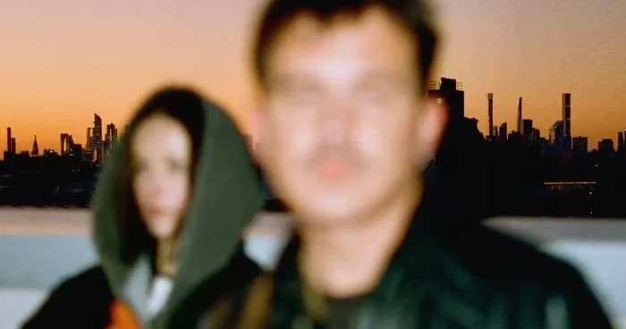 Ron hört: «qué les pasó a mis amigos?» von Ela Minus & Nick León