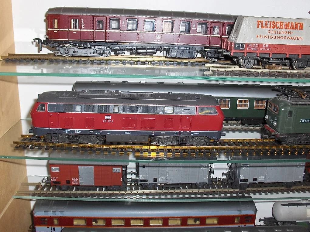 grosse Eisenbahn Anlage H0 div. Loks, Wagen, Bauteile - 2