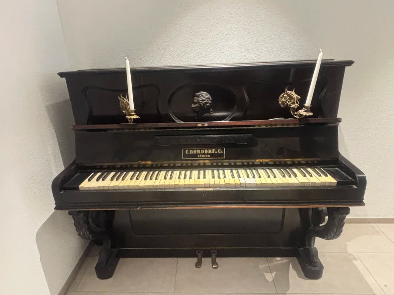 Exklusive, handgefertigte Hausbar aus altem Klavier - 1
