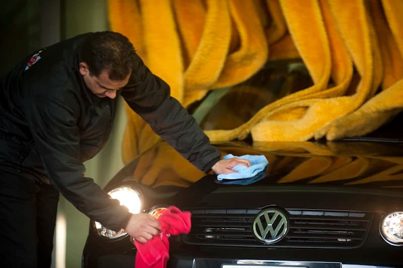 Mitarbeiter mit Freude am Auto! - 1