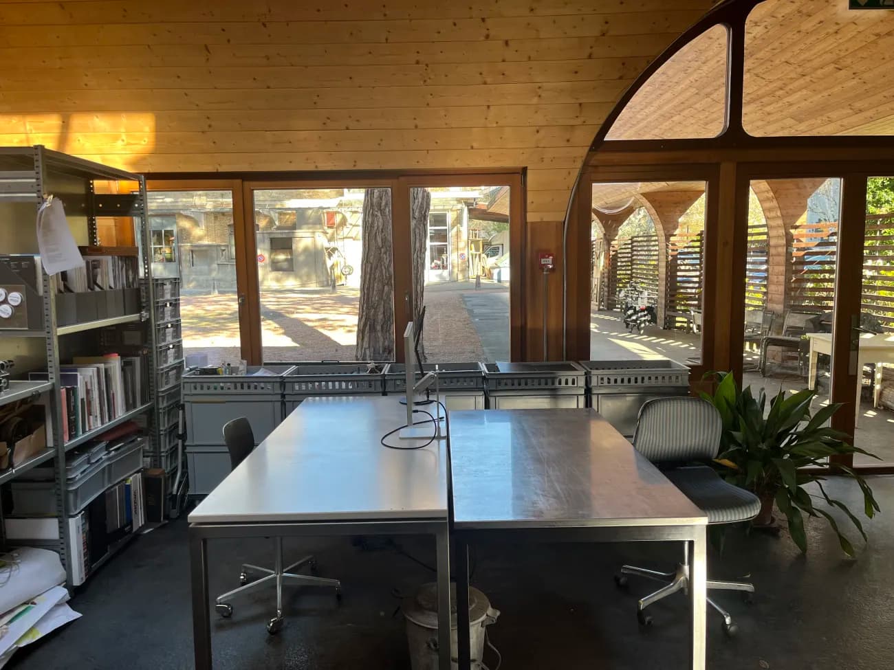 Arbeitsplatz in schönem Atelierraum - 1