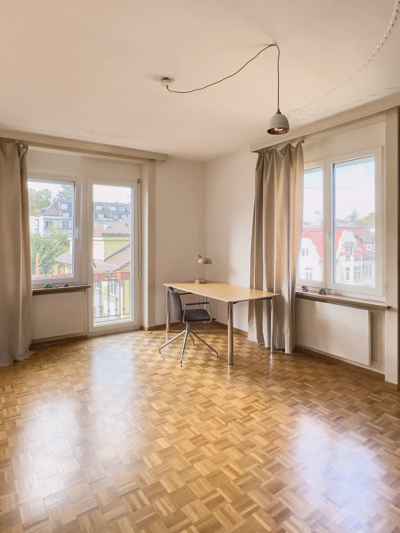 Zwei grosse Zimmer (ca. 45 m²) mit eigenem Balkon – helle Altbauwohnung in Zürich Enge - 3