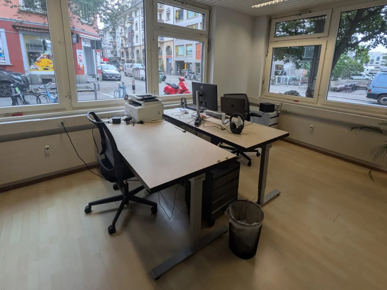 1 bis 2 möblierte Arbeitsplätze in kreativer Bürogemeinschaft (Kreis 5) - 1