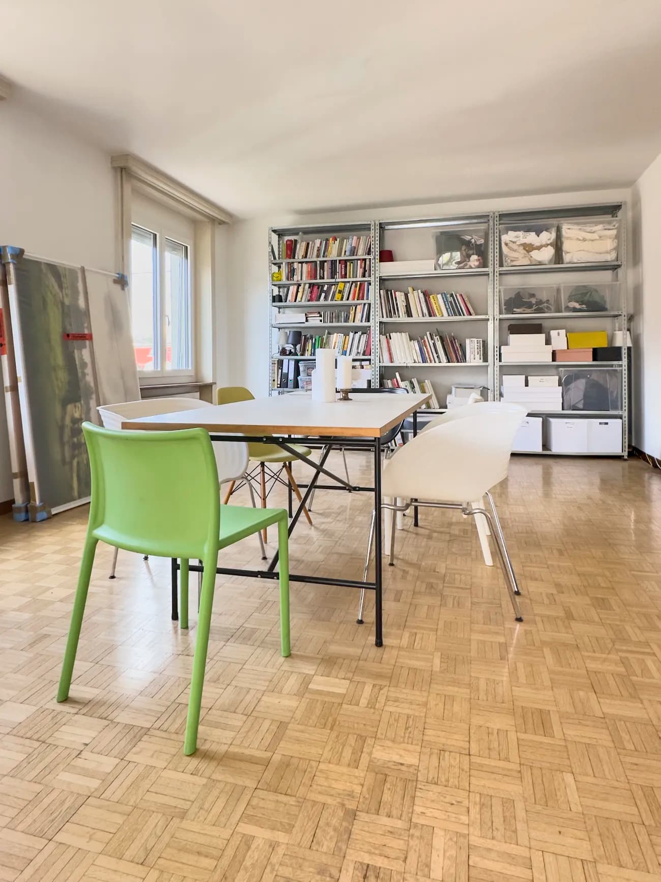Zwei grosse Zimmer (ca. 45 m²) mit eigenem Balkon – helle Altbauwohnung in Zürich Enge - 2