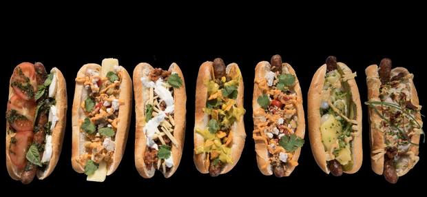 Wo gibt es gute Hot Dogs in der Stadt?