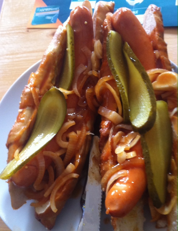 Wo gibt es gute Hot Dogs in der Stadt?