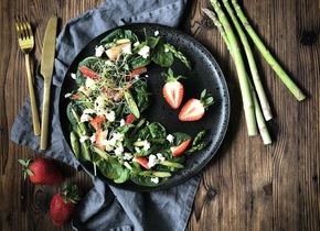 SPARGEL ERDBEEREN SALAT MIT SWEET CHILLI DRESSING