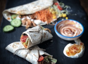 WEISSE SPARGELN MIT KOPFSALAT UND ERDBEEREN