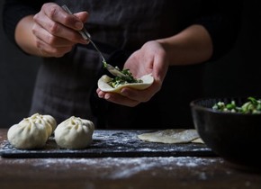 Vegane Spitzwegerich-Pfannkuchen mit Apfel